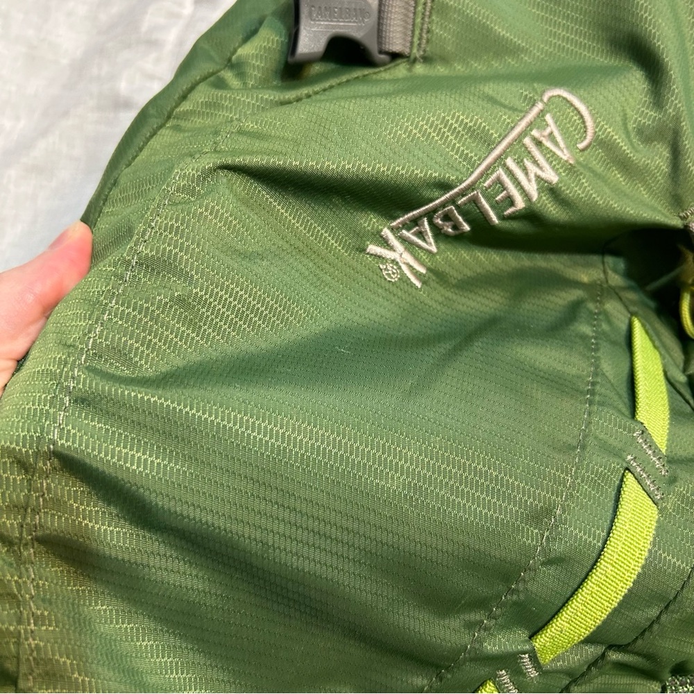 Camelbak Cloud Walker 18 Hydration Green Backpack Hiking Outdoor Gorpcore - Picture 2 of 16